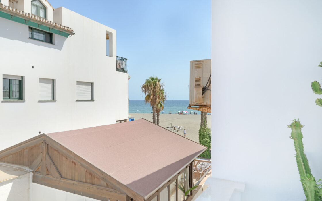 Отремонтированный таунхаус у пляжа в Калета-де-Велес 95 кв.м