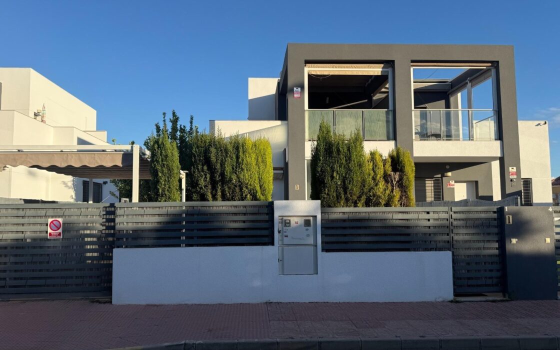 Дом в Торревьехе 99 кв.м с 3 спальнями у моря