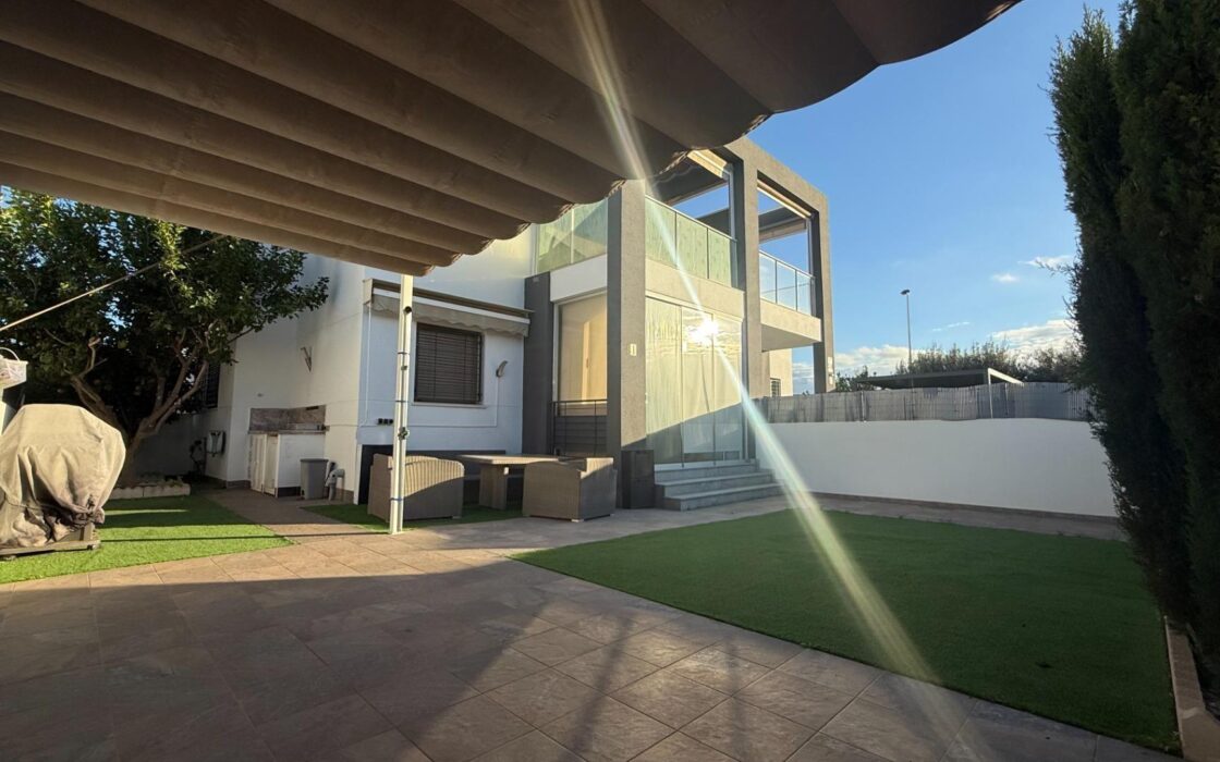 Дом в Торревьехе 99 кв.м с 3 спальнями у моря