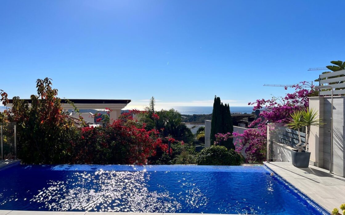 Современная вилла с видом на море в Финестрате 140 кв.м