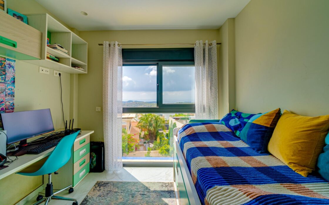 Современная вилла с видом на море в Финестрате 140 кв.м