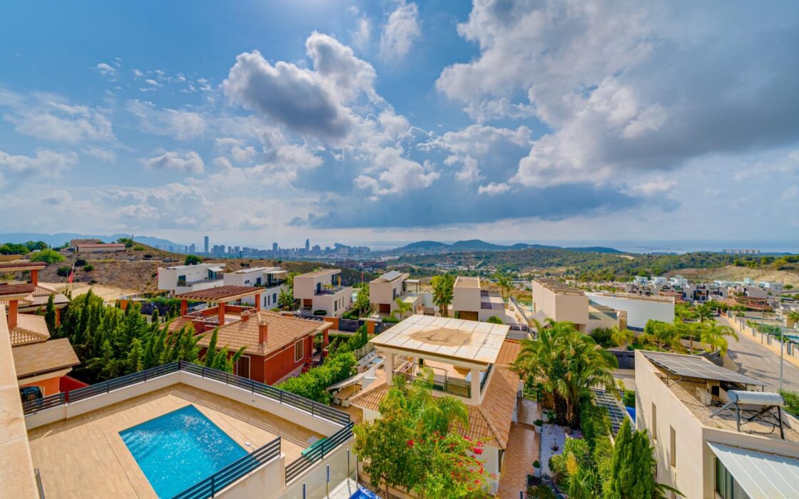 Современная вилла с видом на море в Финестрате 140 кв.м