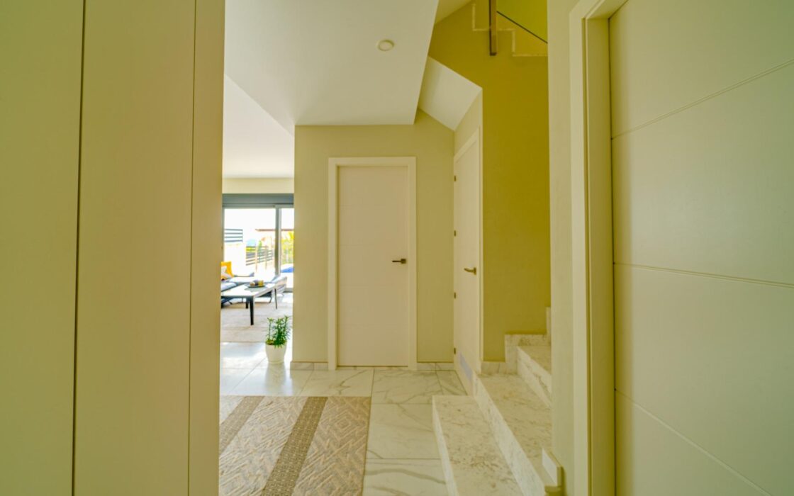 Современная вилла с видом на море в Финестрате 140 кв.м