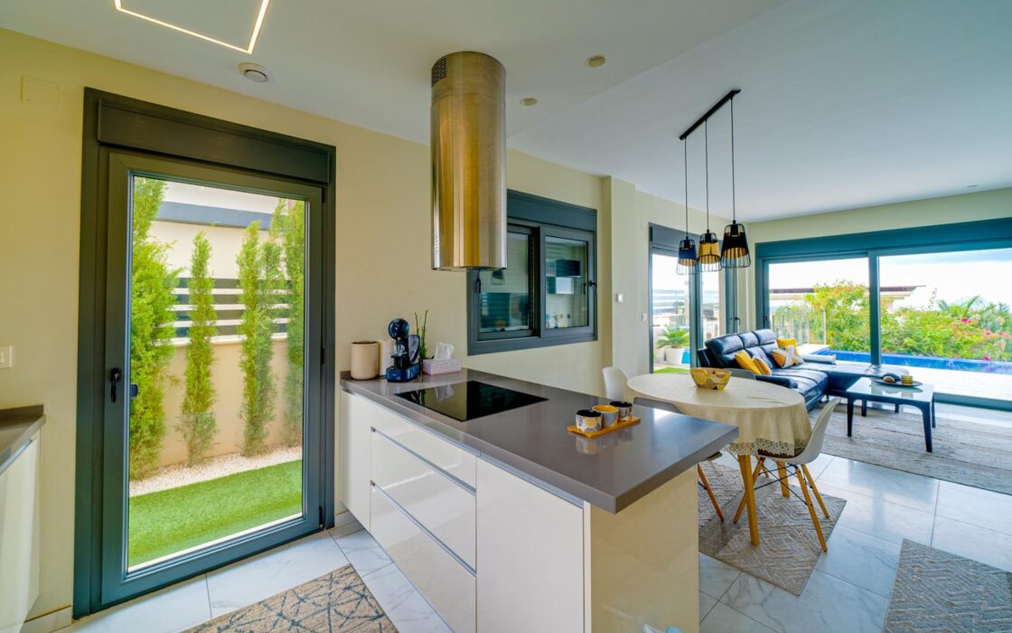 Современная вилла с видом на море в Финестрате 140 кв.м