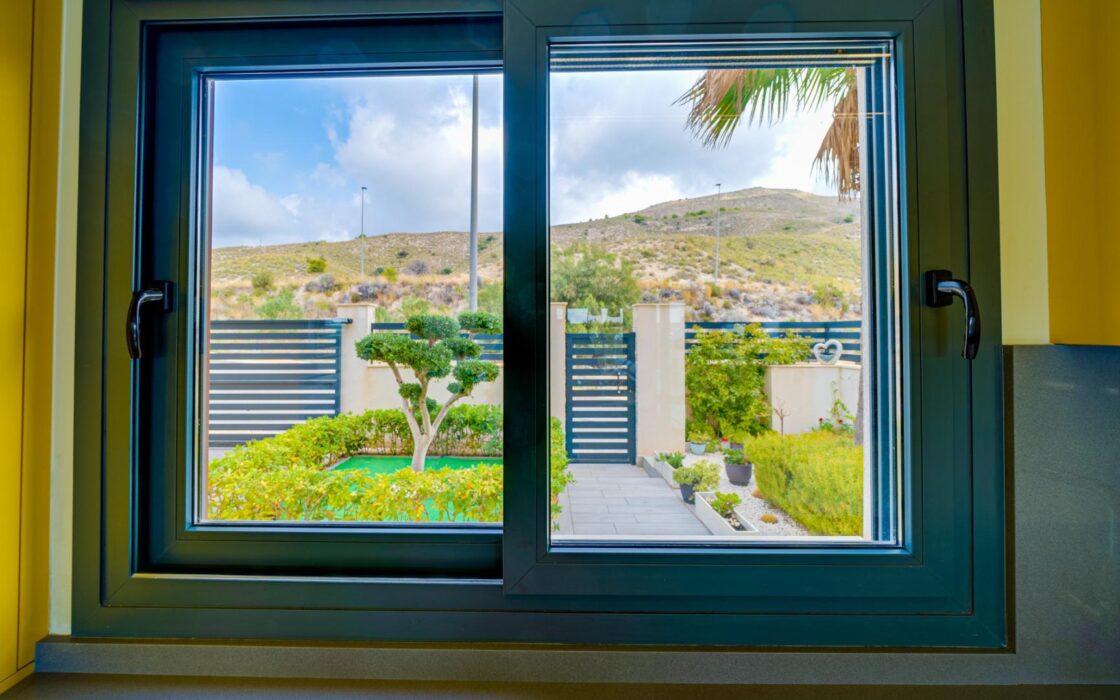 Современная вилла с видом на море в Финестрате 140 кв.м