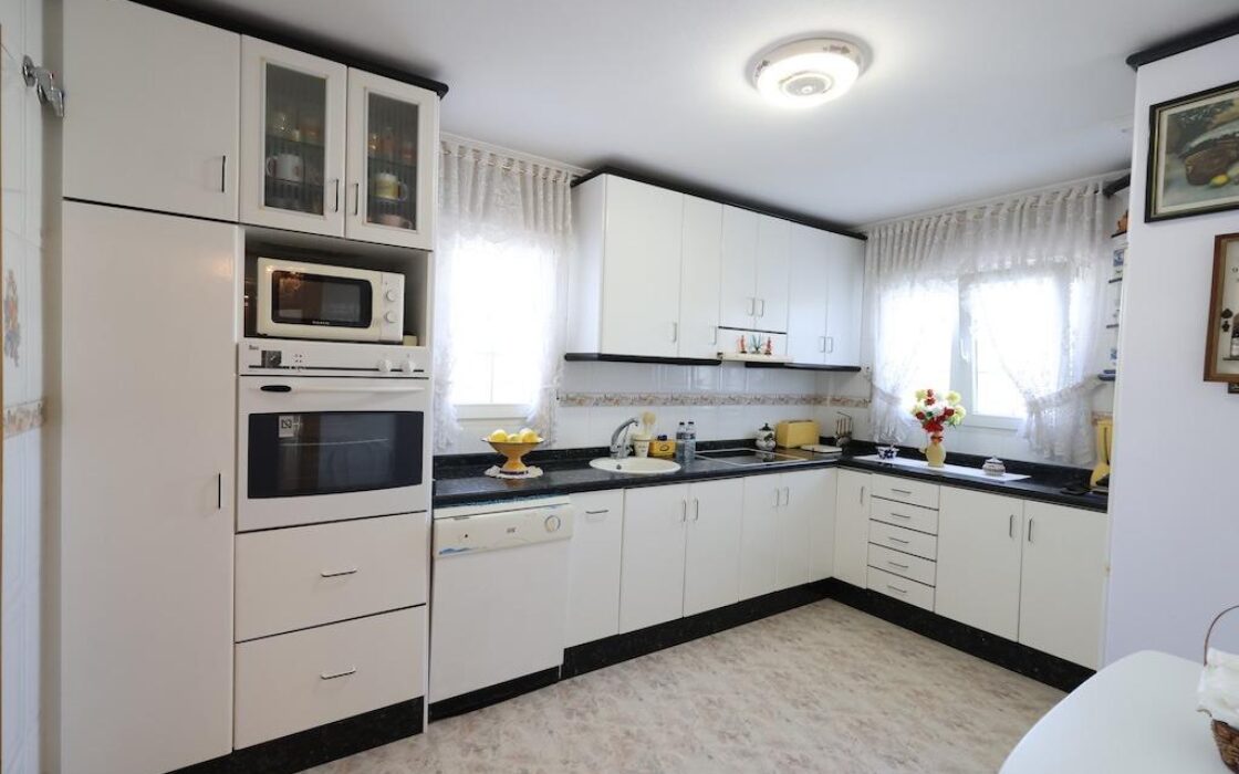 Дом в Ориуэла Коста 308 кв.м с бассейном и террасой