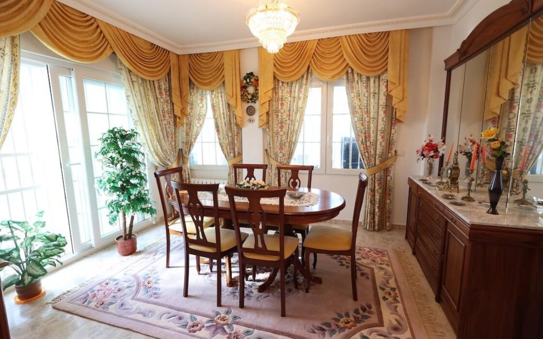 Дом в Ориуэла Коста 308 кв.м с бассейном и террасой