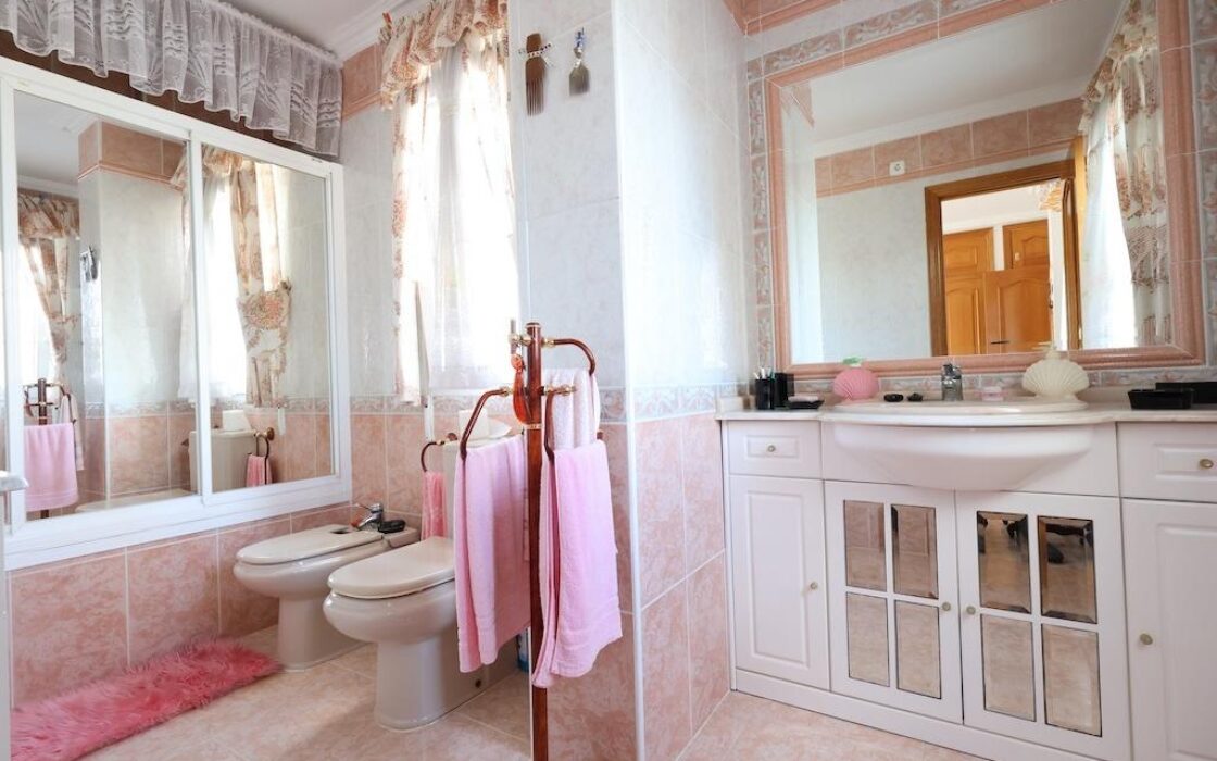 Дом в Ориуэла Коста 308 кв.м с бассейном и террасой