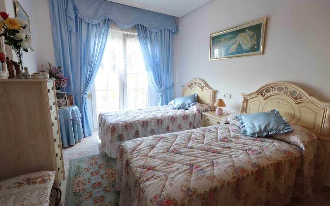 Дом в Ориуэла Коста 308 кв.м с бассейном и террасой