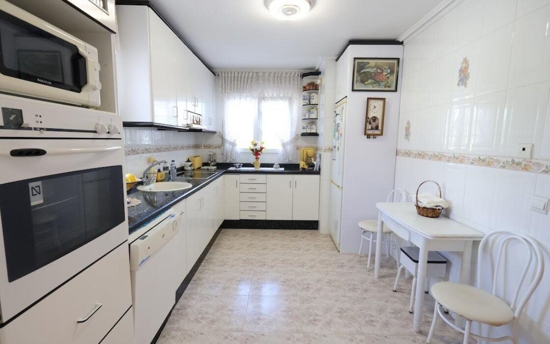 Дом в Ориуэла Коста 308 кв.м с бассейном и террасой