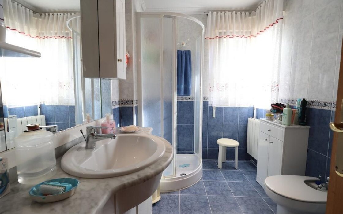 Дом в Ориуэла Коста 308 кв.м с бассейном и террасой