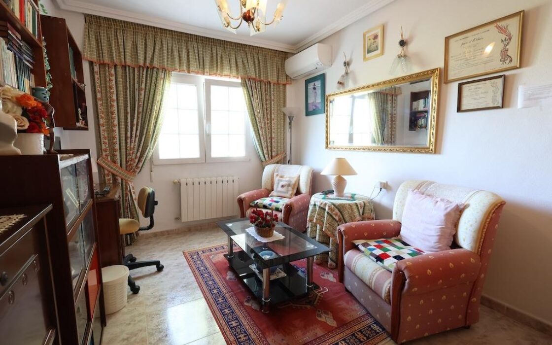 Дом в Ориуэла Коста 308 кв.м с бассейном и террасой