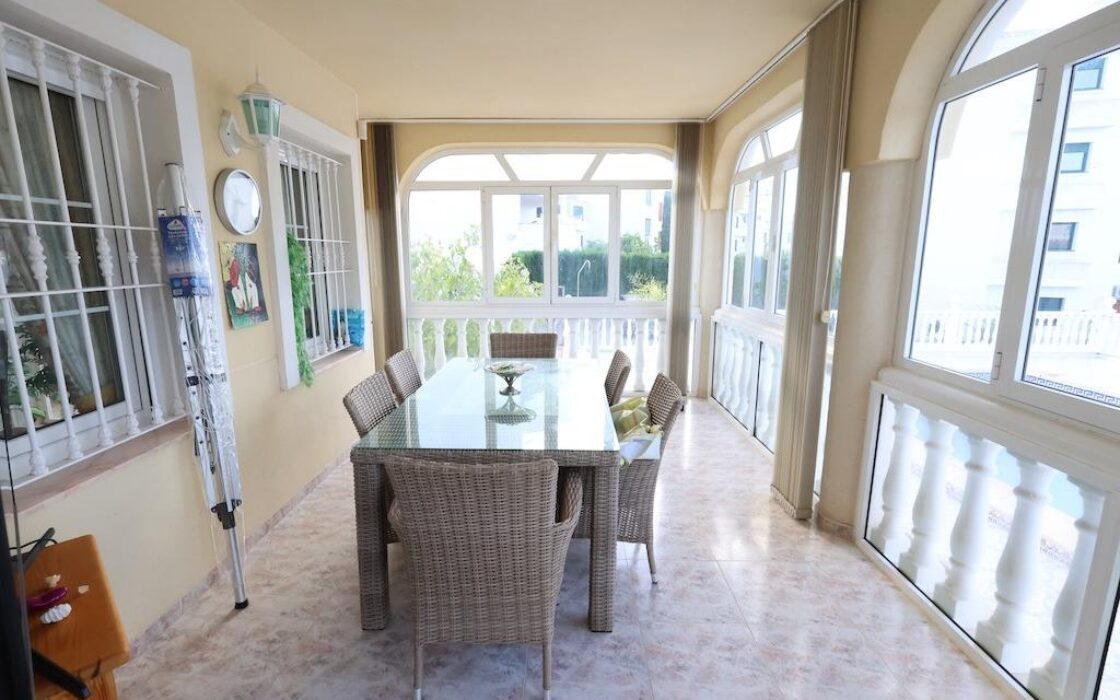 Дом в Ориуэла Коста 308 кв.м с бассейном и террасой