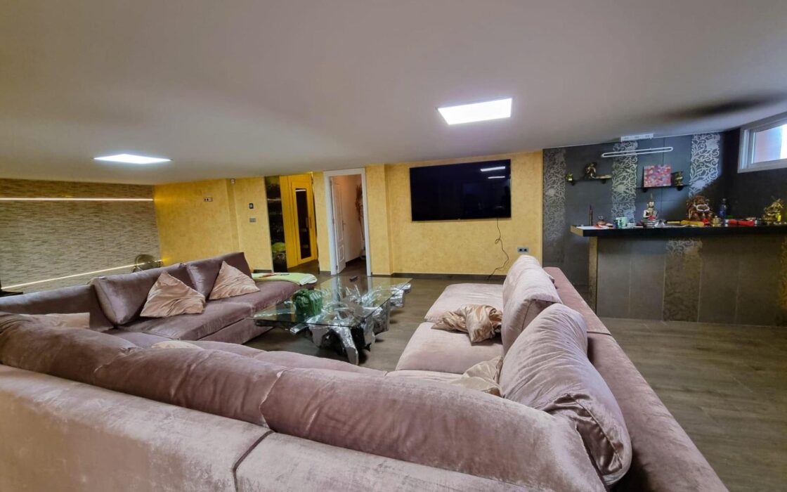 Вилла в Торревьехе 239 кв.м с террасой и общим бассейном