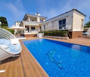 Вилла в Торревьехе 239 кв.м с террасой и общим бассейном