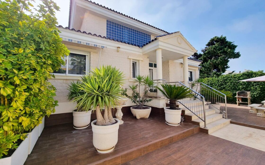 Вилла в Торревьехе 239 кв.м с террасой и общим бассейном