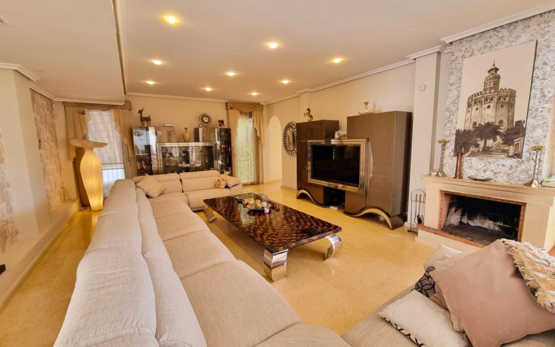 Вилла в Торревьехе 239 кв.м с террасой и общим бассейном