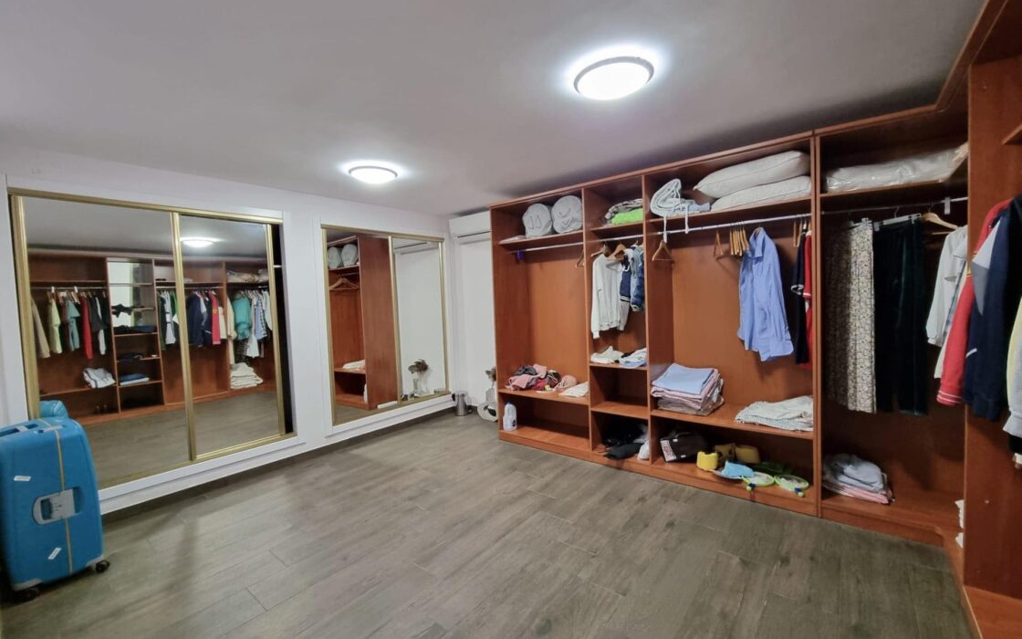 Вилла в Торревьехе 239 кв.м с террасой и общим бассейном