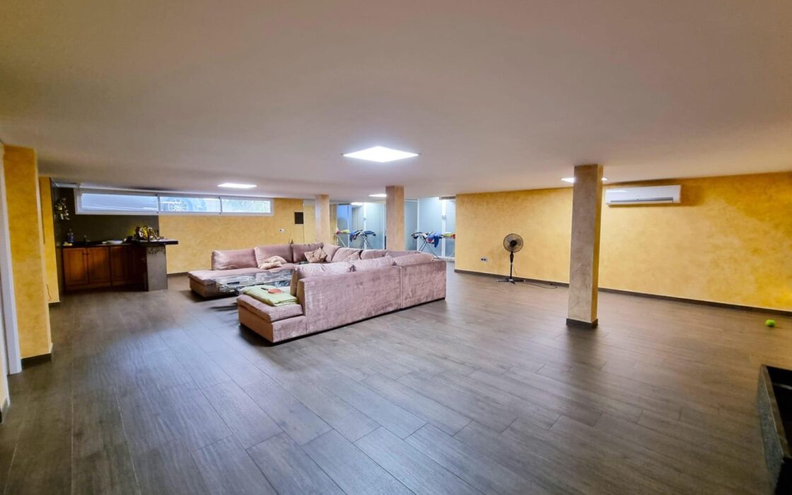 Вилла в Торревьехе 239 кв.м с террасой и общим бассейном