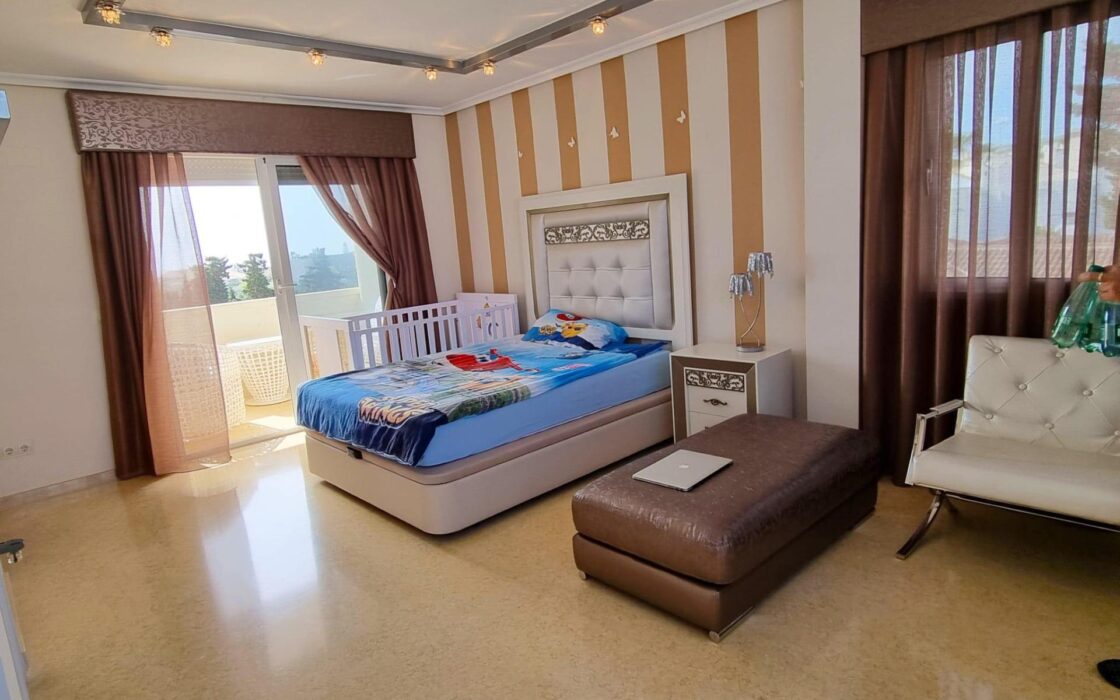 Вилла в Торревьехе 239 кв.м с террасой и общим бассейном