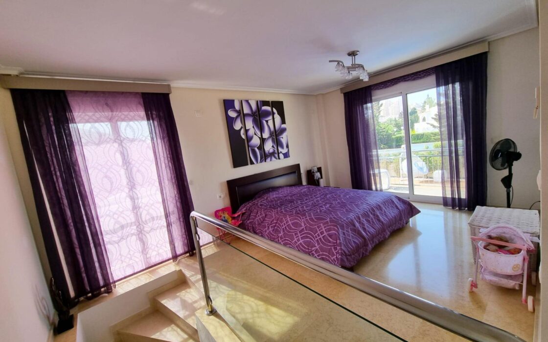 Вилла в Торревьехе 239 кв.м с террасой и общим бассейном