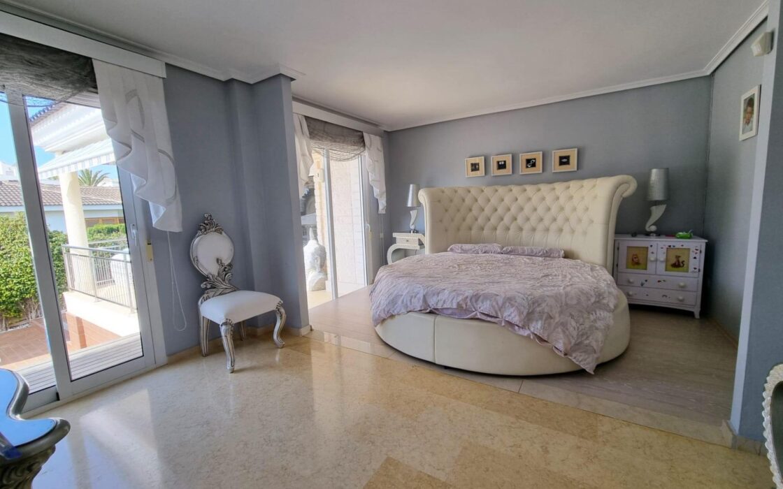 Вилла в Торревьехе 239 кв.м с террасой и общим бассейном