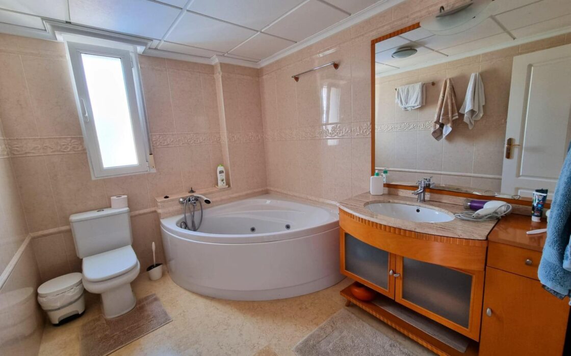 Вилла в Торревьехе 239 кв.м с террасой и общим бассейном