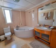 Вилла в Торревьехе 239 кв.м с террасой и общим бассейном