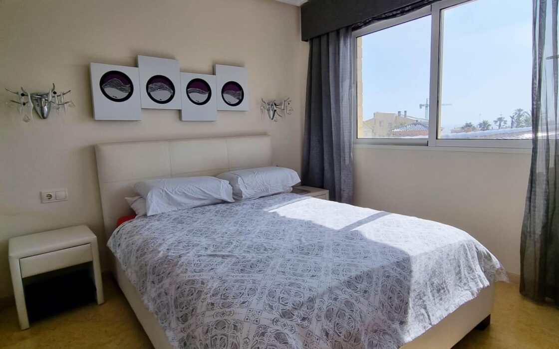 Вилла в Торревьехе 239 кв.м с террасой и общим бассейном