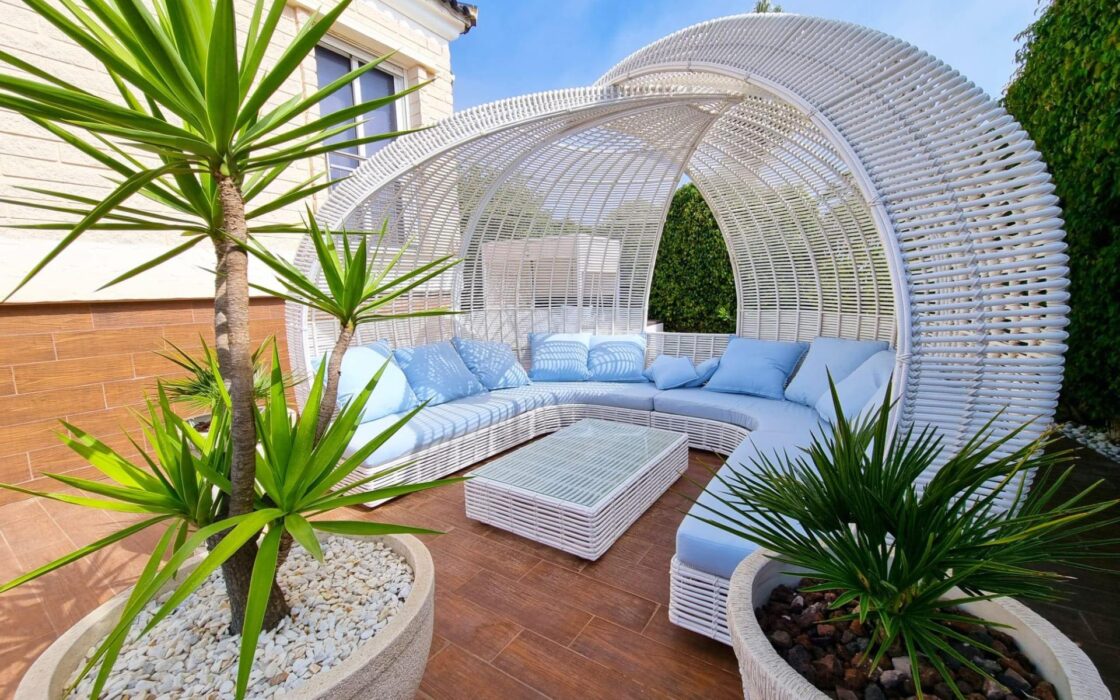 Вилла в Торревьехе 239 кв.м с террасой и общим бассейном