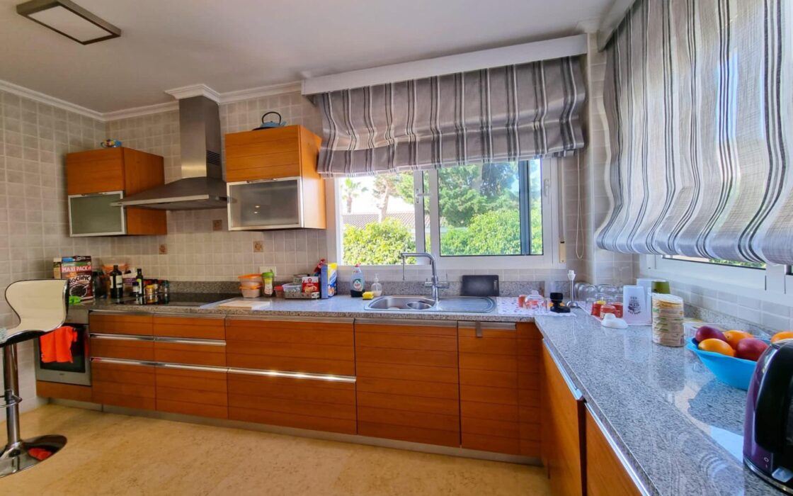 Вилла в Торревьехе 239 кв.м с террасой и общим бассейном