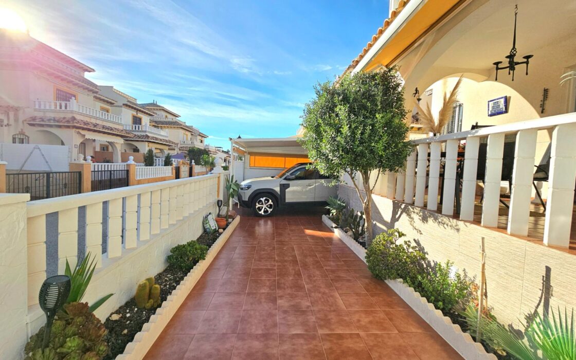 Дом в Ориуэла Коста 80 кв.м с бассейном и террасой 2.5 км до моря