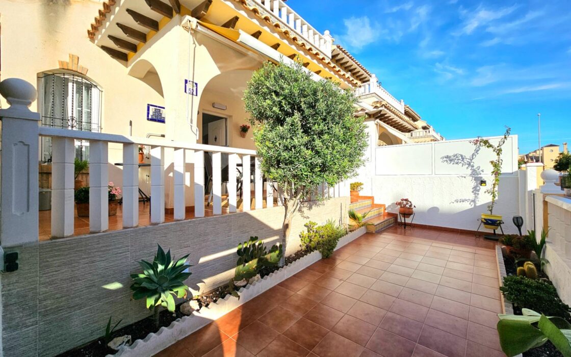 Дом в Ориуэла Коста 80 кв.м с бассейном и террасой 2.5 км до моря