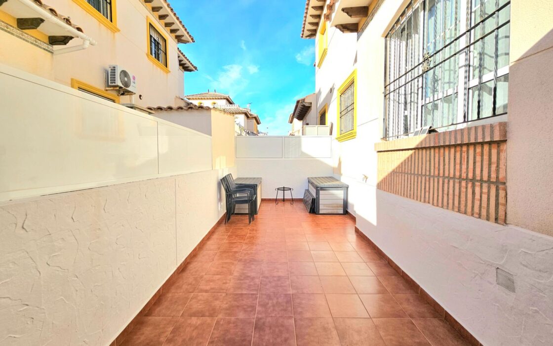 Дом в Ориуэла Коста 80 кв.м с бассейном и террасой 2.5 км до моря