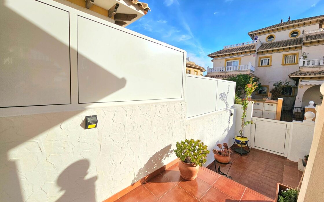 Дом в Ориуэла Коста 80 кв.м с бассейном и террасой 2.5 км до моря