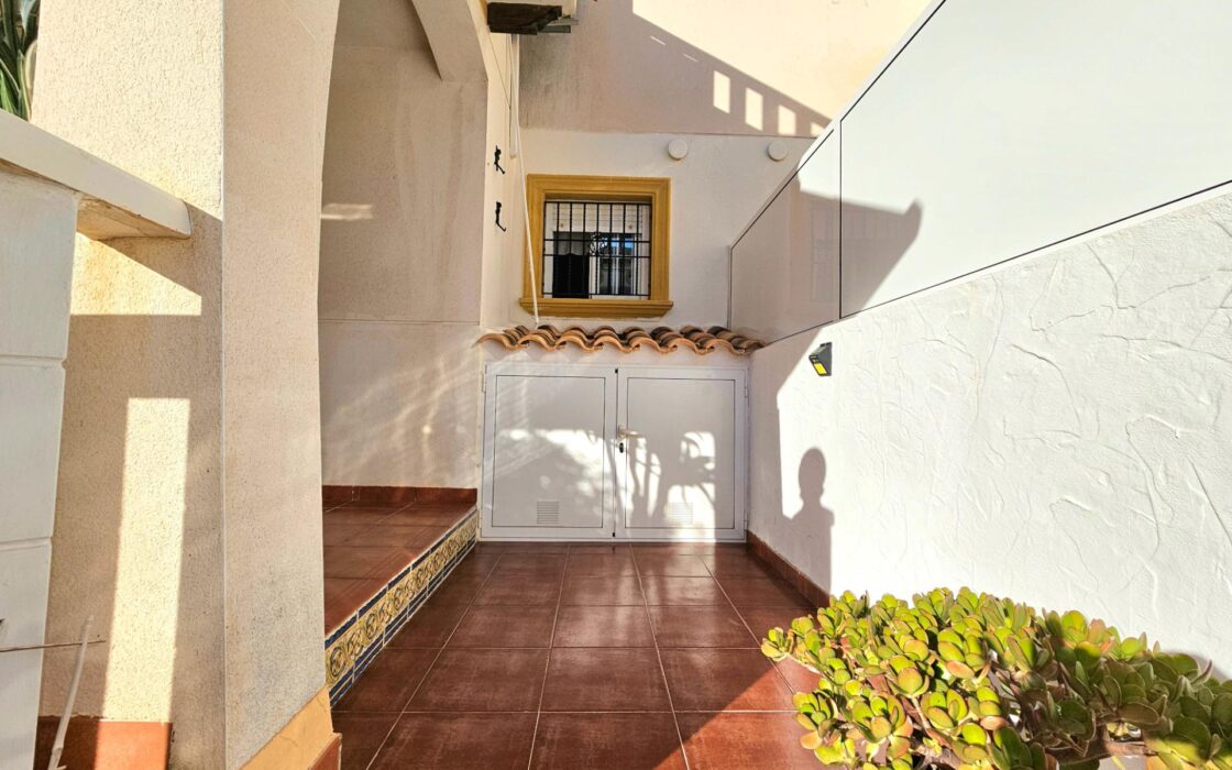 Дом в Ориуэла Коста 80 кв.м с бассейном и террасой 2.5 км до моря