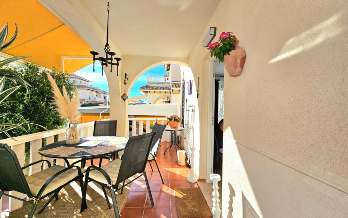 Дом в Ориуэла Коста 80 кв.м с бассейном и террасой 2.5 км до моря