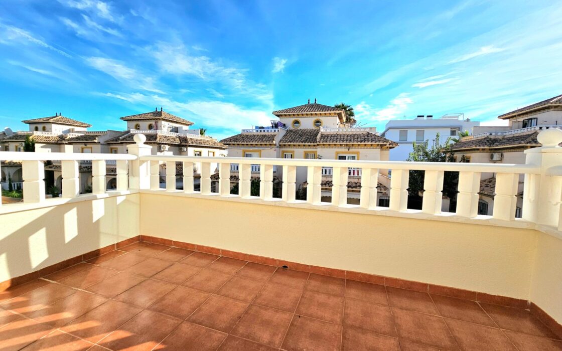 Дом в Ориуэла Коста 80 кв.м с бассейном и террасой 2.5 км до моря