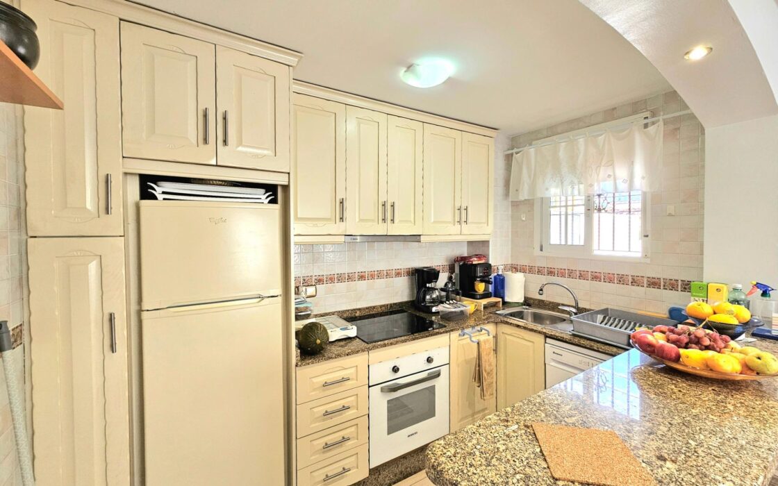 Дом в Ориуэла Коста 80 кв.м с бассейном и террасой 2.5 км до моря