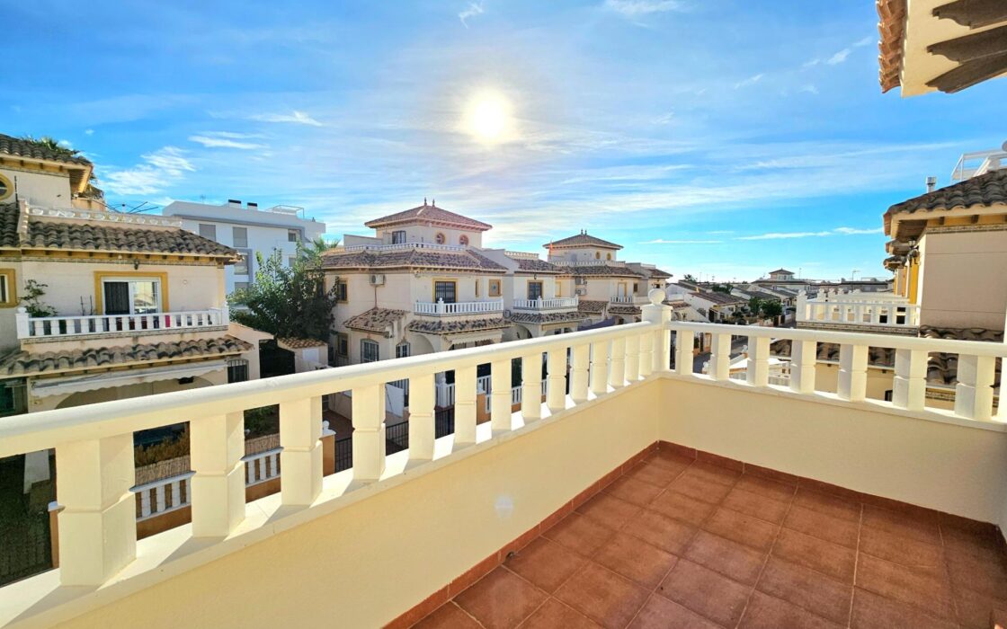 Дом в Ориуэла Коста 80 кв.м с бассейном и террасой 2.5 км до моря