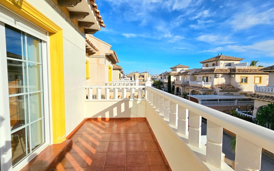 Дом в Ориуэла Коста 80 кв.м с бассейном и террасой 2.5 км до моря