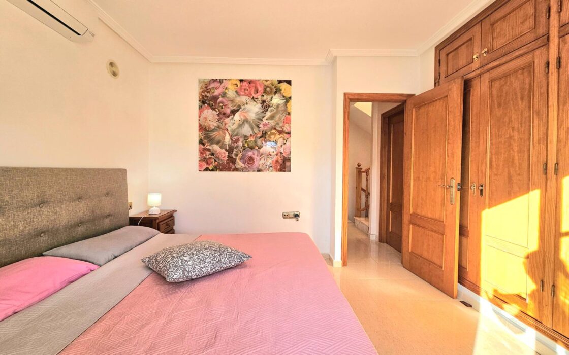 Дом в Ориуэла Коста 80 кв.м с бассейном и террасой 2.5 км до моря