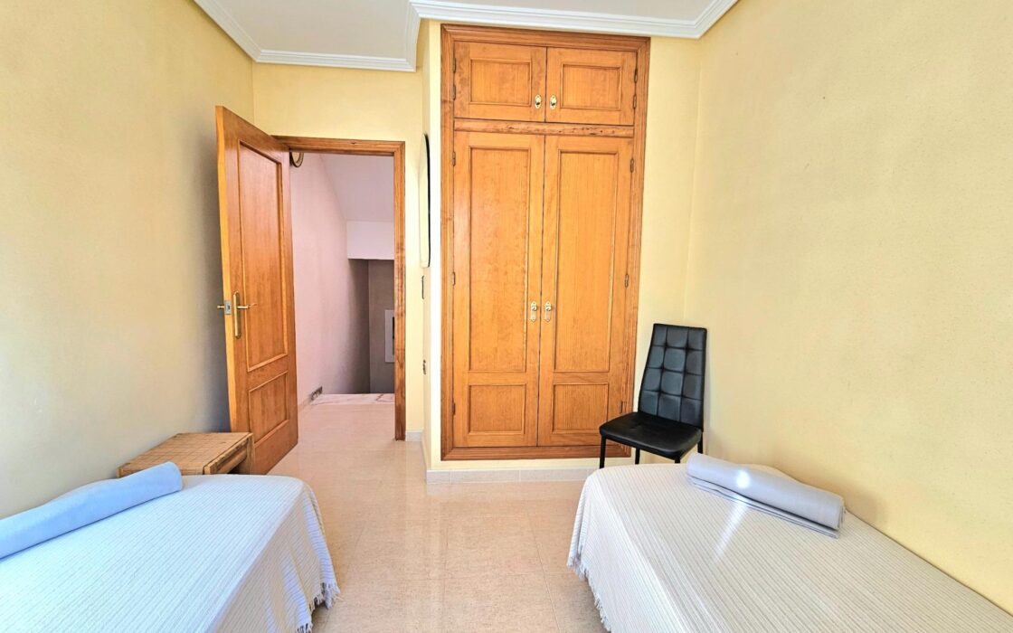 Дом в Ориуэла Коста 80 кв.м с бассейном и террасой 2.5 км до моря