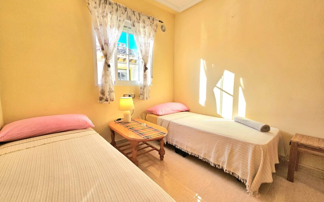 Дом в Ориуэла Коста 80 кв.м с бассейном и террасой 2.5 км до моря