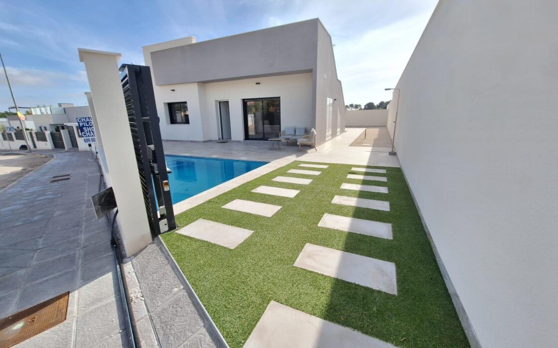 Просторная вилла с бассейном в Пинар де Камповерде 93 кв.м