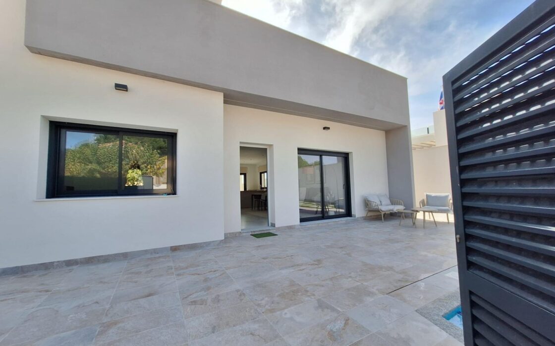 Просторная вилла с бассейном в Пинар де Камповерде 93 кв.м