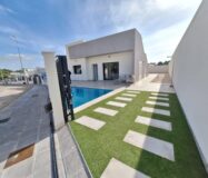 Просторная вилла с бассейном в Пинар де Камповерде 93 кв.м