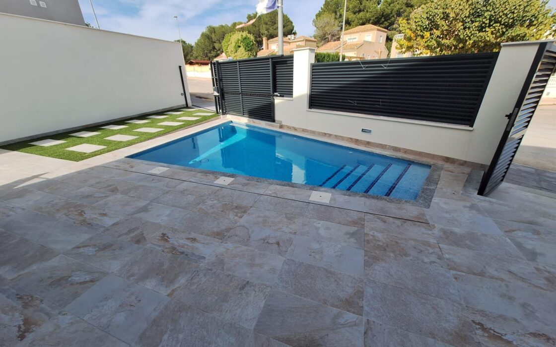 Просторная вилла с бассейном в Пинар де Камповерде 93 кв.м