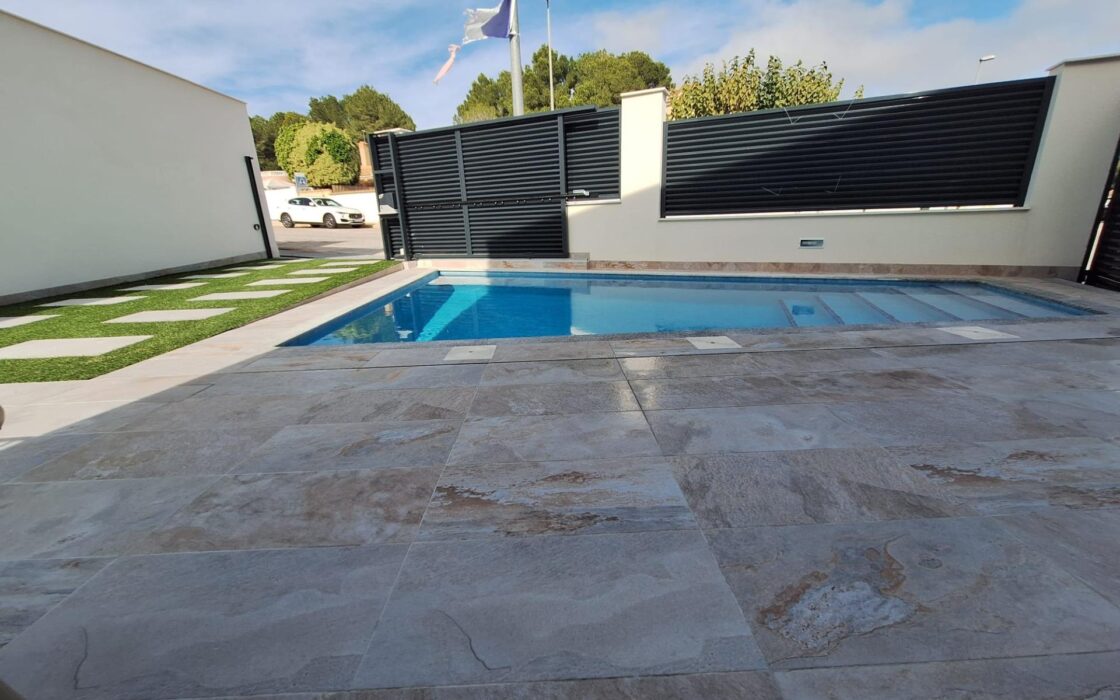 Просторная вилла с бассейном в Пинар де Камповерде 93 кв.м