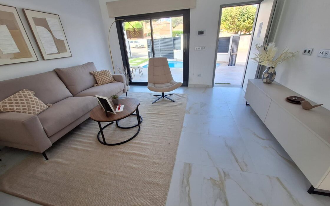 Просторная вилла с бассейном в Пинар де Камповерде 93 кв.м